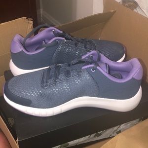 Youth/women’s sneakers